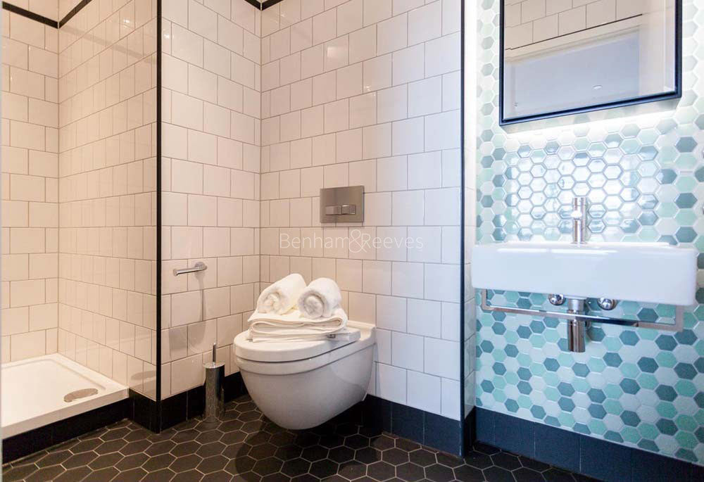 London City Island bathroom images 2