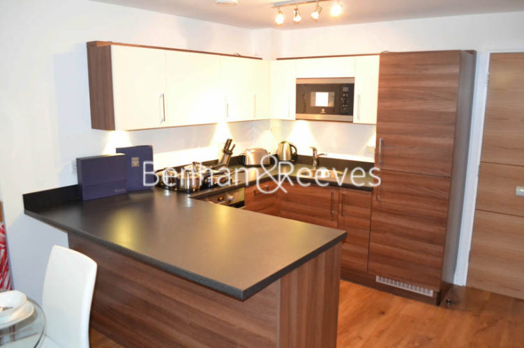 Studio flat to rent in Park Lodge Avenue, West Drayton, UB7-image 2