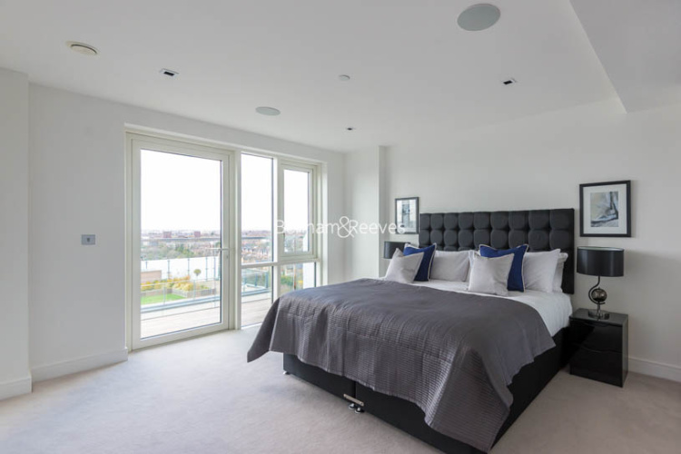 3  bedrooms flat to rent in Dickens Yard, Ealing, W5-image 6