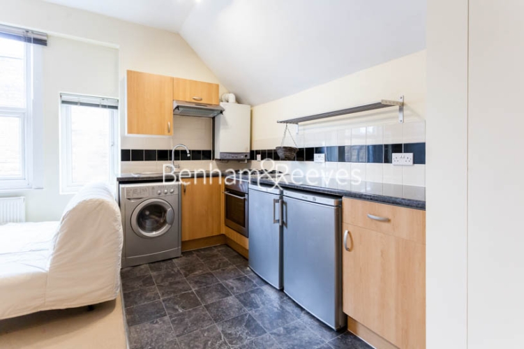 Studio flat to rent in Madeley Road, Ealing, W5-image 2