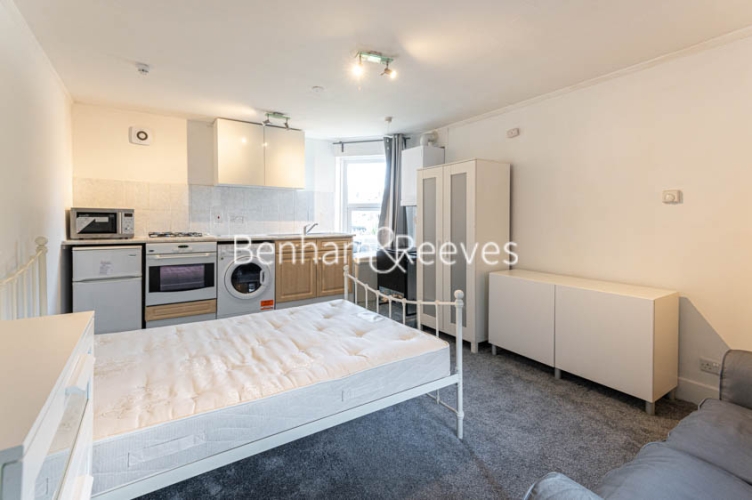 Studio flat to rent in Madeley Road, Ealing, W5-image 4