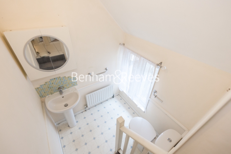 Studio flat to rent in Madeley Road, Ealing, W5-image 4