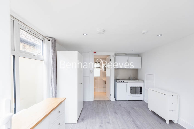 Studio flat to rent in Madeley Road, Ealing, W5-image 1