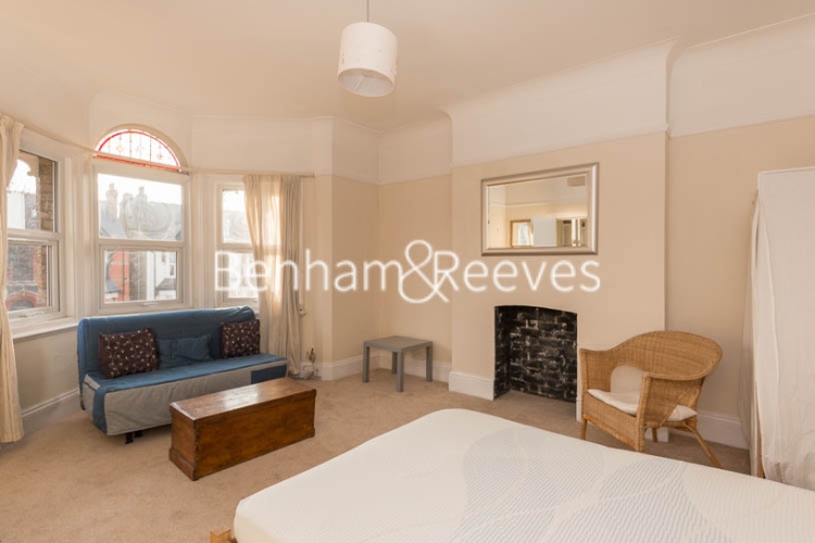 Studio flat to rent in Madeley Road, Ealling, W5-image 1