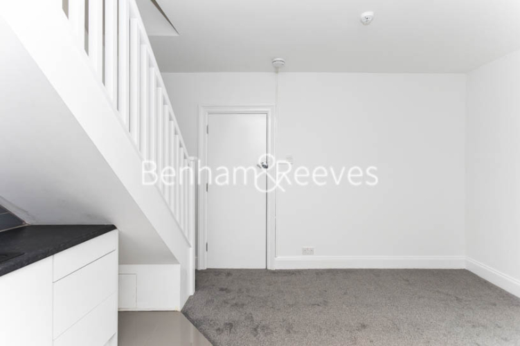 Studio flat to rent in Madeley Road, Ealing, W5-image 1