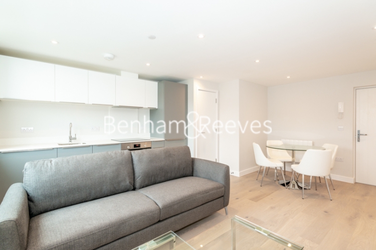 1 bedroom flat to rent in Field End Road, Ruislip, HA4-image 1