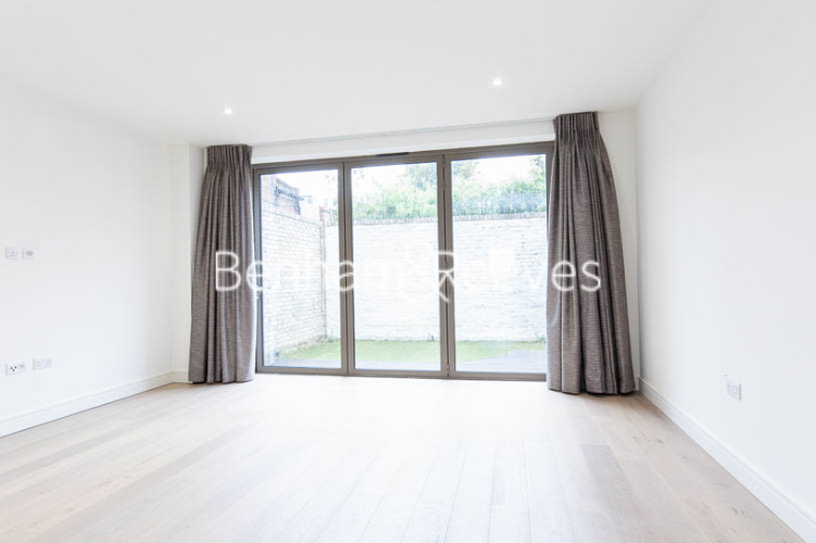 4  bedrooms house to rent in Seaford Road, Northfields, W13-image 1