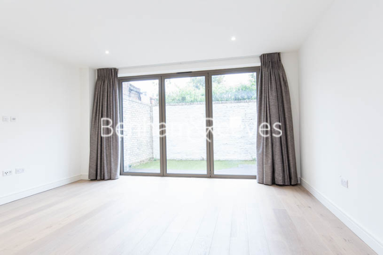 4 bedrooms house to rent in Seaford Road, Northfields, W13-image 1