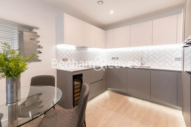 1 bedroom(s) flat to rent in Greenleaf Walk ,Southall ,UB1-image 2