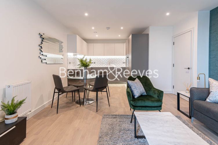 1 bedroom(s) flat to rent in Greenleaf Walk ,Southall ,UB1-image 8