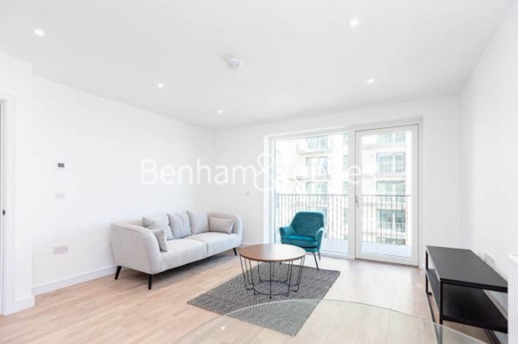 1 bedroom flat to rent in Greenleaf Walk, Southall, UB1-image 1