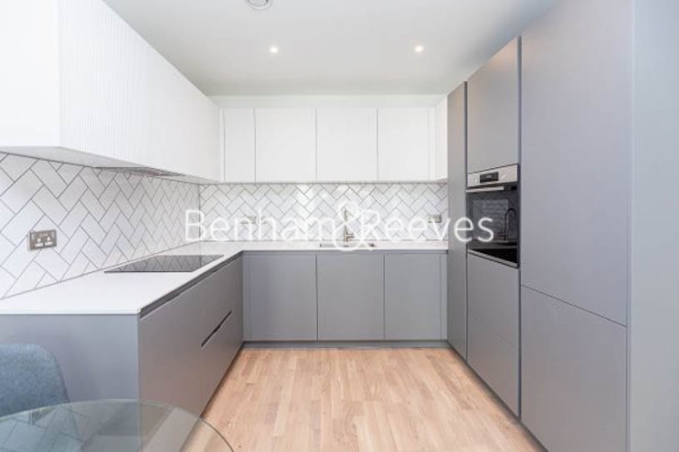 1 bedroom flat to rent in Greenleaf Walk, Southall, UB1-image 2