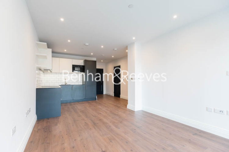 1  bedroom flat to rent in Filmworks Walk, Ealing, W5-image 1