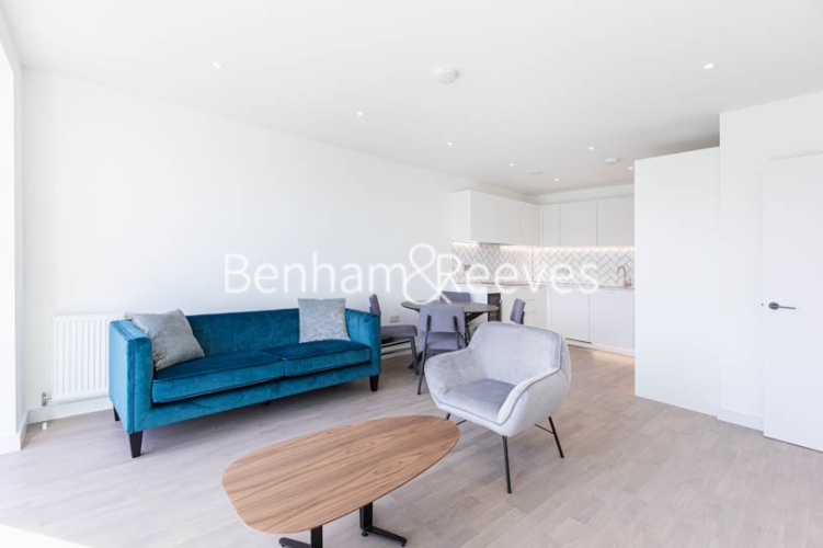 1  bedroom flat to rent in Greenleaf Walk, Southall, UB1-image 1