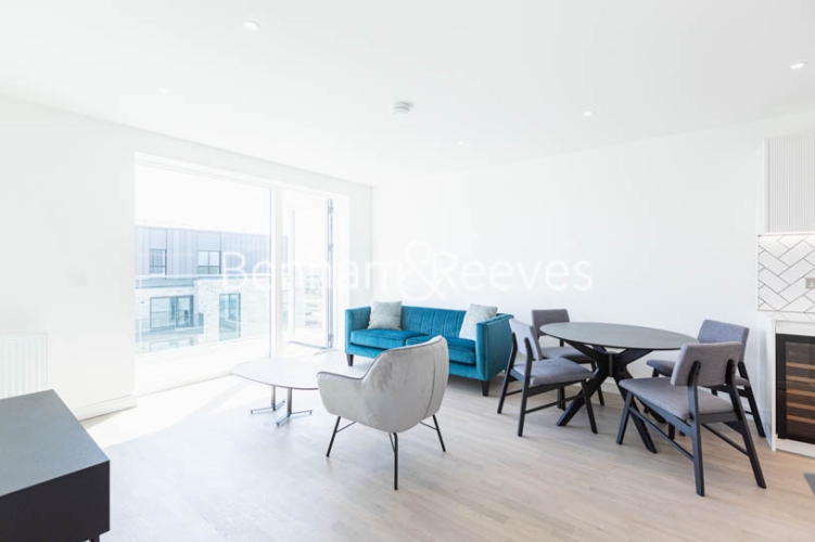 1  bedroom flat to rent in Greenleaf Walk, Southall, UB1-image 3
