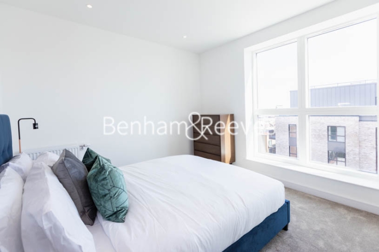 1  bedroom flat to rent in Greenleaf Walk, Southall, UB1-image 4