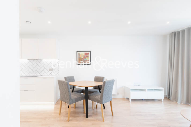 1  bedroom flat to rent in Accolade Avenue,Southall,UB1-image 12