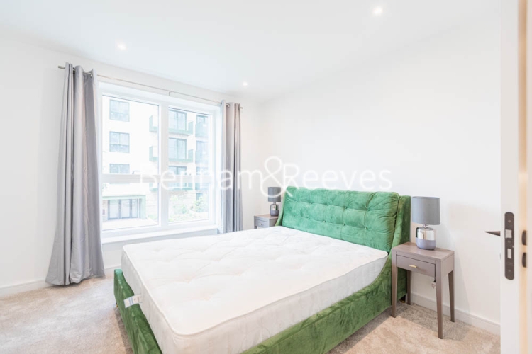 2  bedrooms flat to rent in Greenleaf Walk, Southall, UB1-image 3