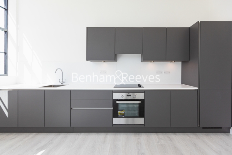 3  bedrooms flat to rent in Carnation Gardens, Hayes, UB3-image 2