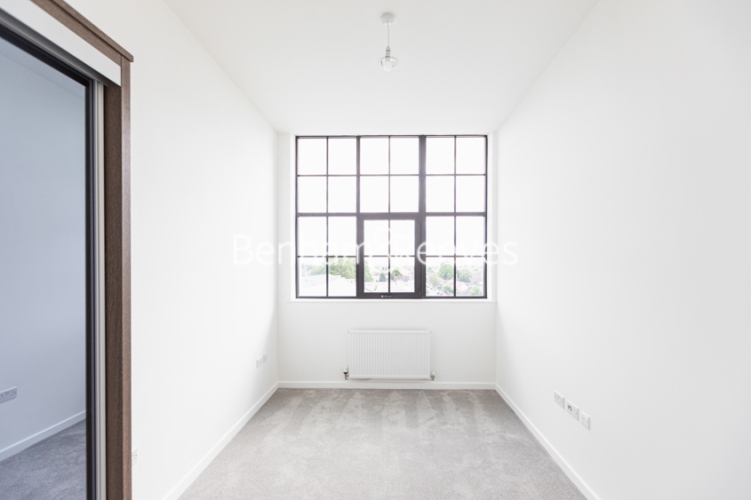 3  bedrooms flat to rent in Carnation Gardens, Hayes, UB3-image 8