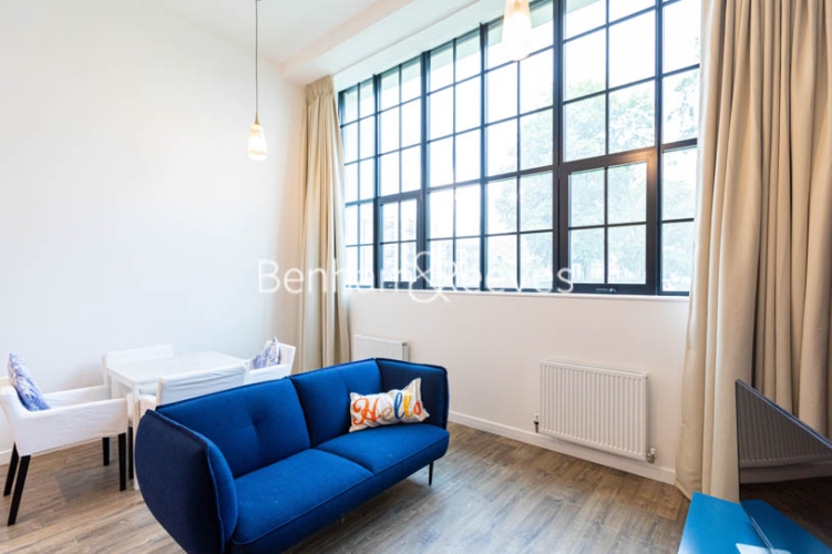 1  bedroom flat to rent in Carnation Gardens, Hayes, UB3-image 1