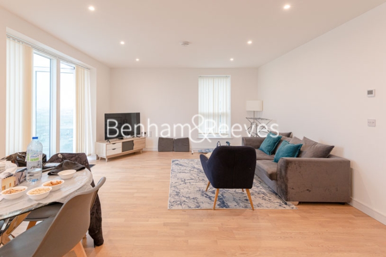 2 bedrooms flat to rent in Greenleaf Walk, Southall, UB1-image 1