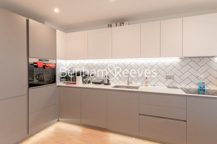 2 bedroom(s) flat to rent in Greenleaf Walk, Southall, UB1, London