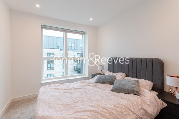 2 bedroom(s) flat to rent in Greenleaf Walk, Southall, UB1, London