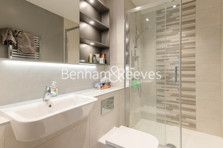 2 bedroom(s) flat to rent in Greenleaf Walk, Southall, UB1, London