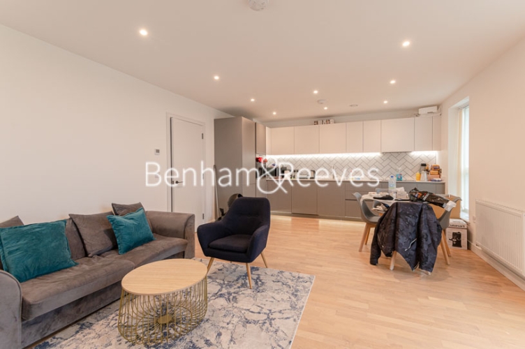 2 bedroom(s) flat to rent in Greenleaf Walk, Southall, UB1, London
