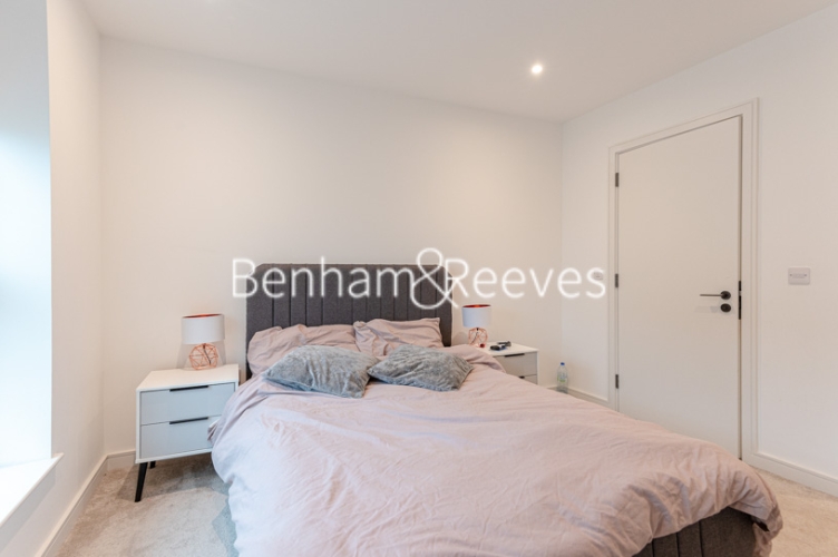 2 bedrooms flat to rent in Greenleaf Walk, Southall, UB1-image 8