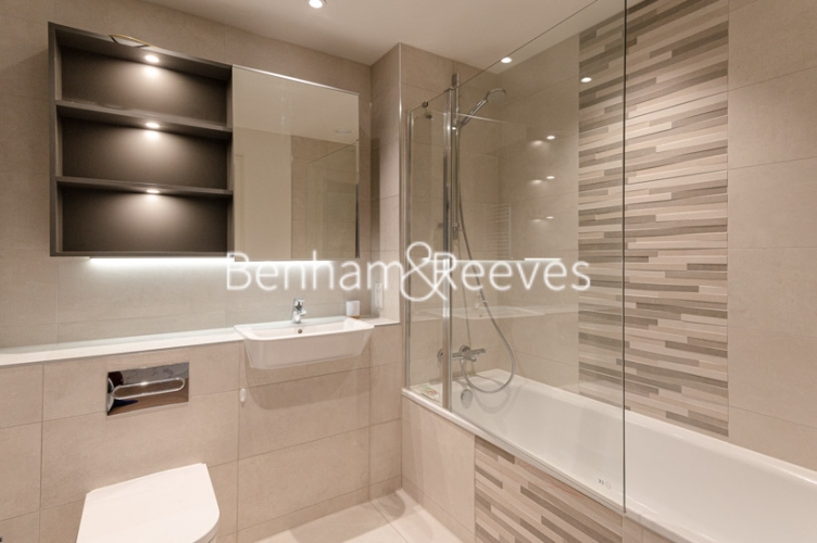 2 bedroom(s) flat to rent in Greenleaf Walk, Southall, UB1, London