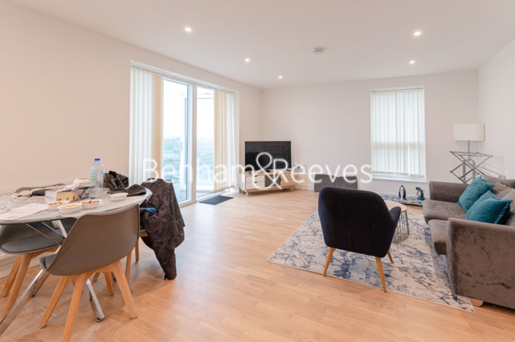 2 bedroom(s) flat to rent in Greenleaf Walk, Southall, UB1, London