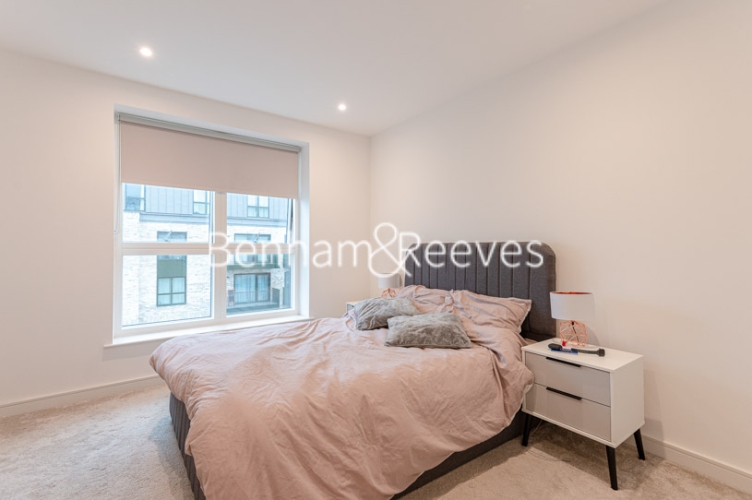 2 bedroom(s) flat to rent in Greenleaf Walk, Southall, UB1, London