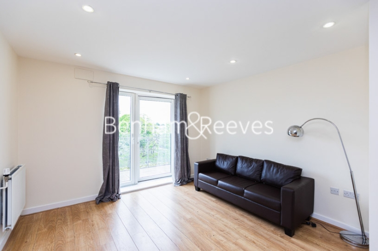1 bedroom flat to rent in Rosemont Road, Acton, W3-image 1