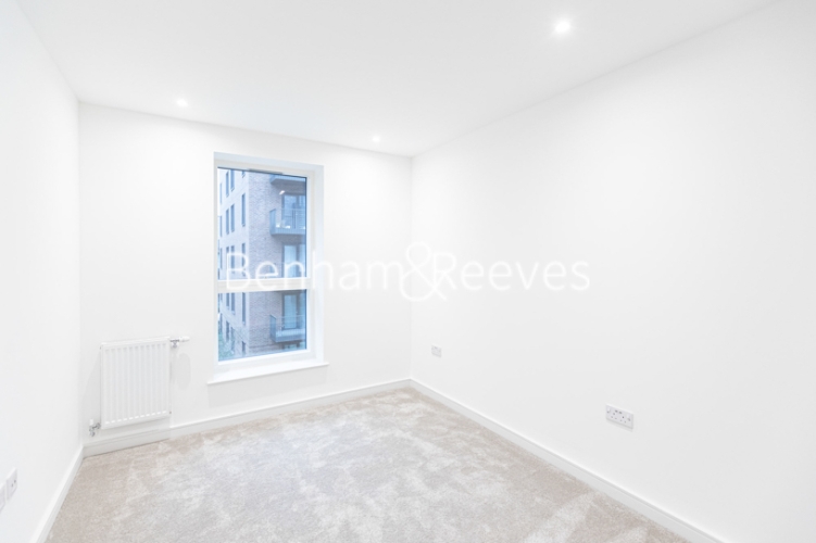 2 bedrooms flat to rent in Greenleaf Walk, Southall, UB1-image 3