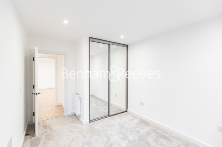 2 bedrooms flat to rent in Greenleaf Walk, Southall, UB1-image 9