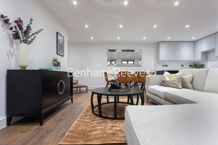 4  bedrooms flat to rent in Hillcrest Road, Acton, W3-image 1