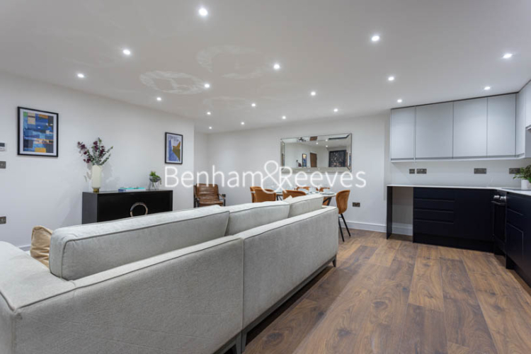 4  bedrooms flat to rent in Hillcrest Road, Acton, W3-image 2