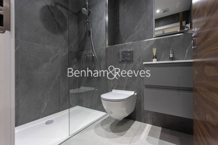 4  bedrooms flat to rent in Hillcrest Road, Acton, W3-image 4