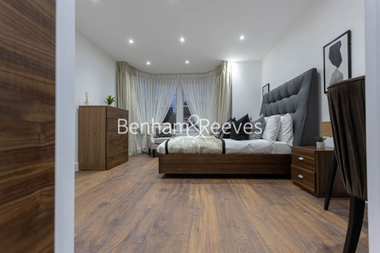 4  bedrooms flat to rent in Hillcrest Road, Acton, W3-image 5