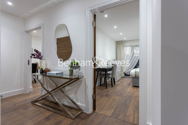 4  bedrooms flat to rent in Hillcrest Road, Acton, W3-image 6