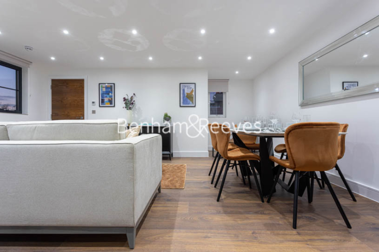 4  bedrooms flat to rent in Hillcrest Road, Acton, W3-image 8