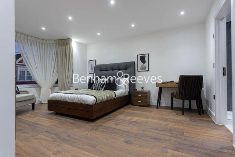 4  bedrooms flat to rent in Hillcrest Road, Acton, W3-image 9