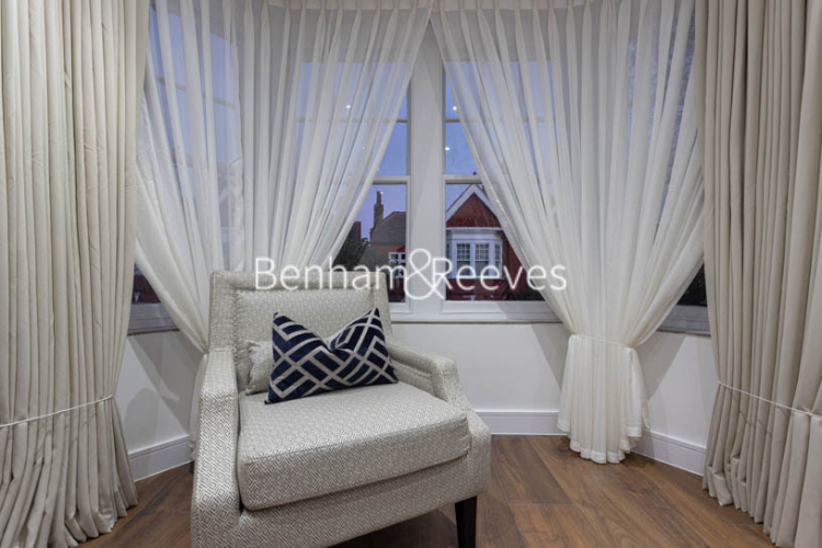 4 bedrooms flat to rent in Hillcrest Road, Acton, W3-image 10