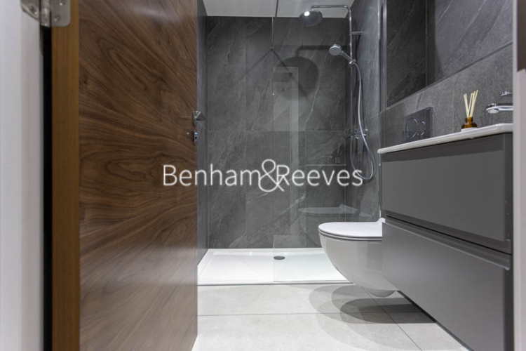 4  bedrooms flat to rent in Hillcrest Road, Acton, W3-image 11