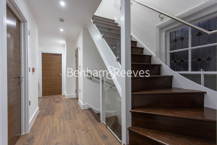 4  bedrooms flat to rent in Hillcrest Road, Acton, W3-image 12