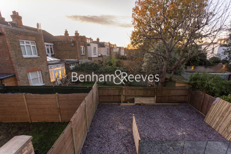 4  bedrooms flat to rent in Hillcrest Road, Acton, W3-image 13