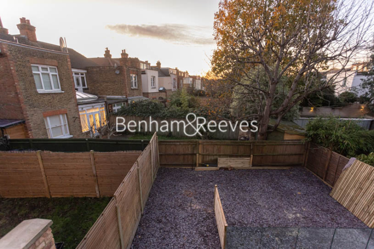 4 bedrooms flat to rent in Hillcrest Road, Acton, W3-image 13