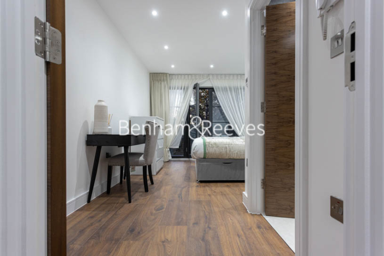 4  bedrooms flat to rent in Hillcrest Road, Acton, W3-image 25